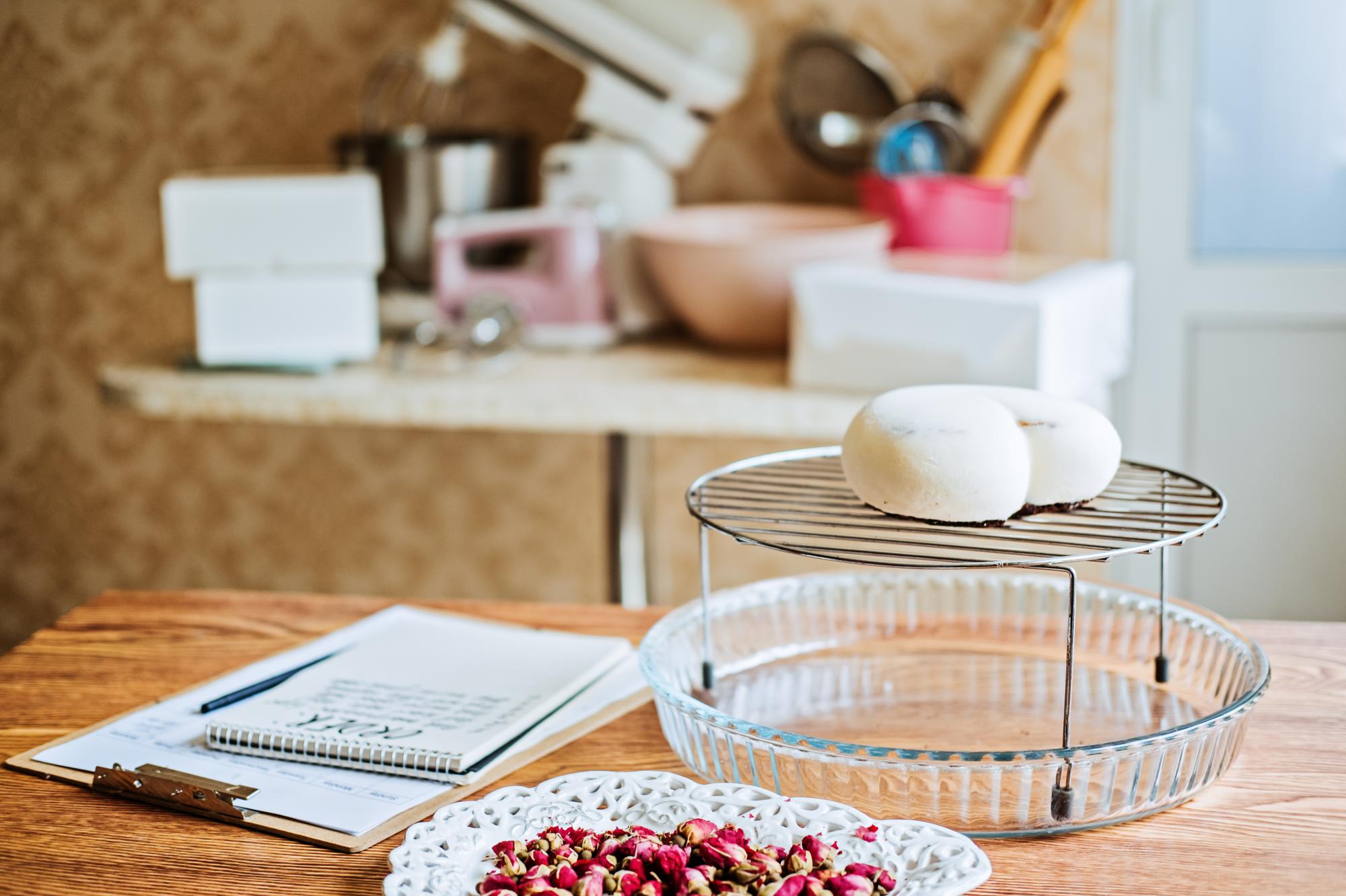 Piccola cucina di studio con utensili in ordine