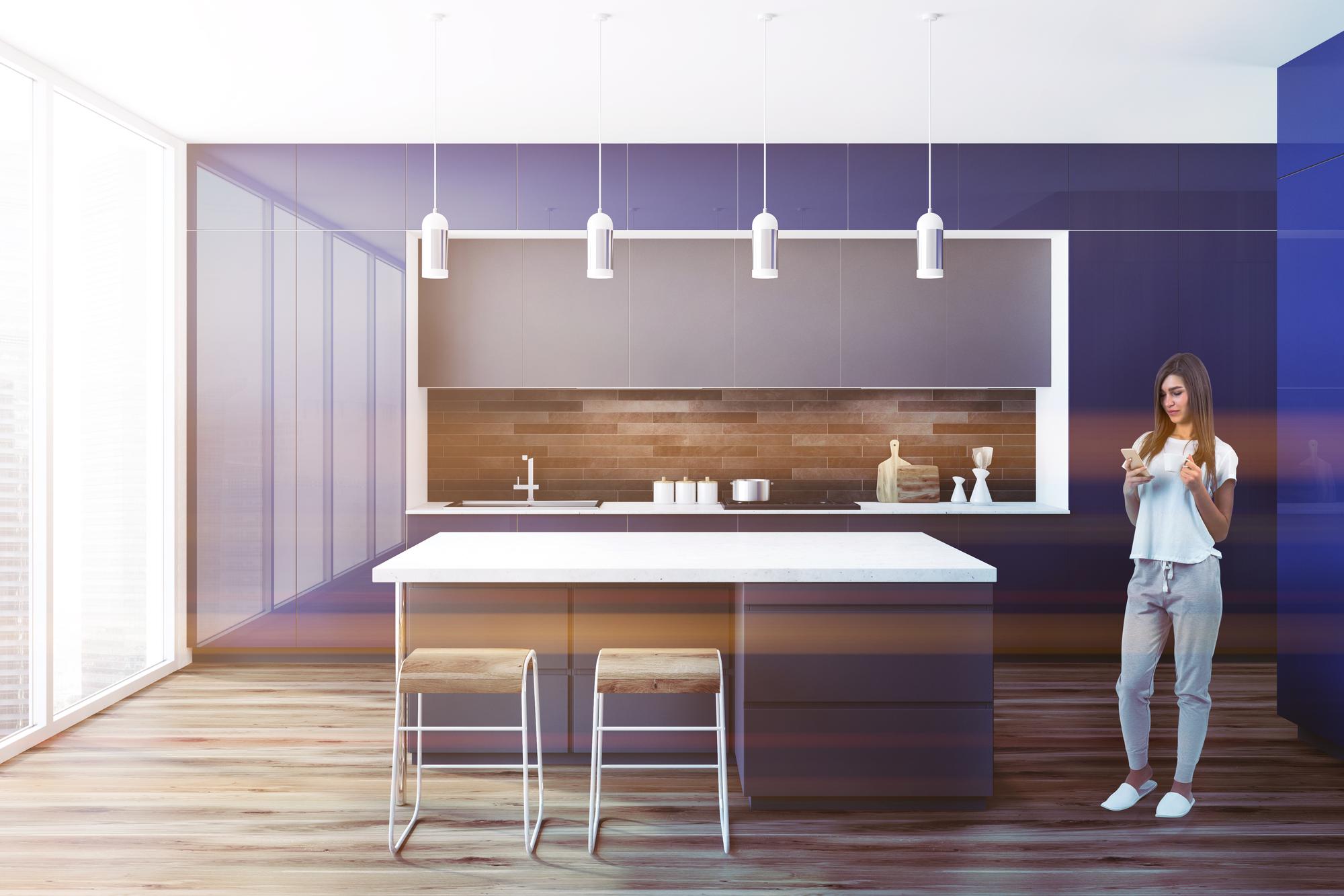 Interno studio cucina con banco e luci calde